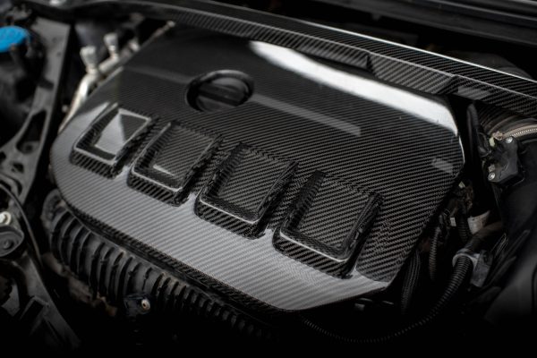 BMW 1 F40 Pack M / M135i - Carbon Fiber Engine Cover | CF-BM-1-40-M-EC2-245-P | Produto Maxton Design distribuído por Unicartuning. BMW 1 F40 Pack M / M135i - Carbon Fiber Engine Cover | CF-BM-1-40-M-EC2-245-P | Produto Maxton Design distribuído por Unicartuning.
