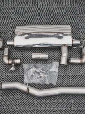 BMW 1 F40 Pack M/ M135i - Carbon Fiber Difusor traseiro V.1 + escape Milltek Sport | CF-BM-1-40-M-RS1OO_OO-245-P | Produto Maxton Design distribuído por Unicartuning.