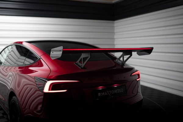 Tesla Model 3 - Aileron traseiro em carbono + LED | CF-TE-MODEL3-1-245-P+LED | Produto Maxton Design distribuído por Unicartuning.