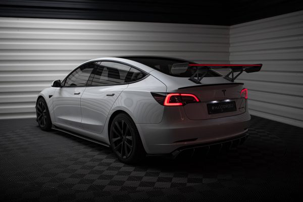 Tesla Model 3 - Aileron traseiro em carbono + LED | CF-TE-MODEL3-1-245-P+LED | Produto Maxton Design distribuído por Unicartuning.