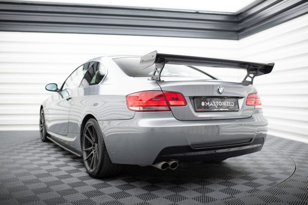 BMW 3 / M3 Coupé E92 - Aileron traseiro em carbono | CF-BM-3-92-WING5-EXT-245-P | Produto Maxton Design distribuído por Unicartuning. BMW 3 / M3 Coupé E92 - Aileron traseiro em carbono | CF-BM-3-92-WING5-EXT-245-P | Produto Maxton Design distribuído por Unicartuning.