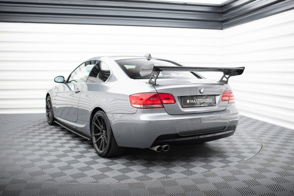 BMW 3 / M3 Coupé E92 - Aileron traseiro em carbono | CF-BM-3-92-WING5-EXT-245-P | Produto Maxton Design distribuído por Unicartuning. BMW 3 / M3 Coupé E92 - Aileron traseiro em carbono | CF-BM-3-92-WING5-EXT-245-P | Produto Maxton Design distribuído por Unicartuning.