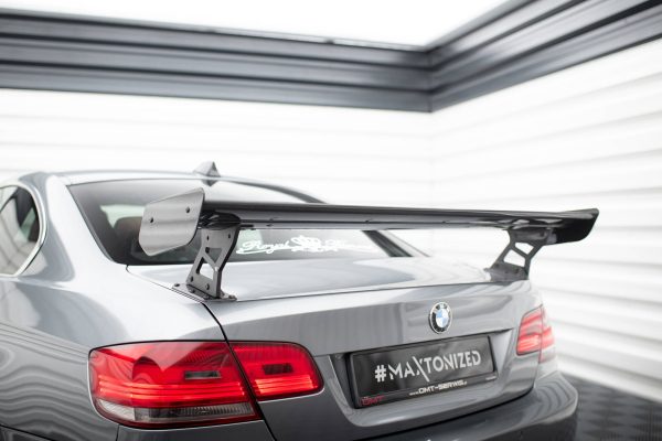 BMW 3 / M3 Coupé E92 - Aileron traseiro em carbono | CF-BM-3-92-WING5-EXT-245-P | Produto Maxton Design distribuído por Unicartuning. BMW 3 / M3 Coupé E92 - Aileron traseiro em carbono | CF-BM-3-92-WING5-EXT-245-P | Produto Maxton Design distribuído por Unicartuning.