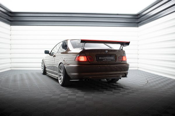 BMW 3 Coupé E46 - Aileron traseiro em carbono com suportes + LED | CF-BM-3-46-C-WING5-EXT-245-P+LED | Produto Maxton Design distribuído por Unicartuning. BMW 3 Coupé E46 - Aileron traseiro em carbono com suportes + LED | CF-BM-3-46-C-WING5-EXT-245-P+LED | Produto Maxton Design distribuído por Unicartuning.