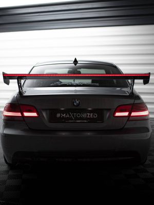 BMW 3 / M3 Coupé E92 - Aileron traseiro em carbono com suportes + LED | CF-BM-3-92-WING5-EXT-245-P+LED | Produto Maxton Design distribuído por Unicartuning. BMW 3 / M3 Coupé E92 - Aileron traseiro em carbono com suportes + LED | CF-BM-3-92-WING5-EXT-245-P+LED | Produto Maxton Design distribuído por Unicartuning.