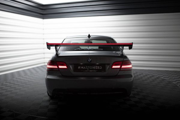 BMW 3 / M3 Coupé E92 - Aileron traseiro em carbono com suportes + LED | CF-BM-3-92-WING5-EXT-245-P+LED | Produto Maxton Design distribuído por Unicartuning. BMW 3 / M3 Coupé E92 - Aileron traseiro em carbono com suportes + LED | CF-BM-3-92-WING5-EXT-245-P+LED | Produto Maxton Design distribuído por Unicartuning.