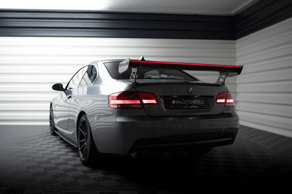 BMW 3 / M3 Coupé E92 - Aileron traseiro em carbono com suportes + LED | CF-BM-3-92-WING5-EXT-245-P+LED | Produto Maxton Design distribuído por Unicartuning. BMW 3 / M3 Coupé E92 - Aileron traseiro em carbono com suportes + LED | CF-BM-3-92-WING5-EXT-245-P+LED | Produto Maxton Design distribuído por Unicartuning.