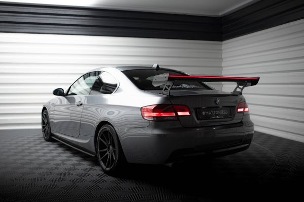 BMW 3 / M3 Coupé E92 - Aileron traseiro em carbono com suportes + LED | CF-BM-3-92-WING5-EXT-245-P+LED | Produto Maxton Design distribuído por Unicartuning. BMW 3 / M3 Coupé E92 - Aileron traseiro em carbono com suportes + LED | CF-BM-3-92-WING5-EXT-245-P+LED | Produto Maxton Design distribuído por Unicartuning.