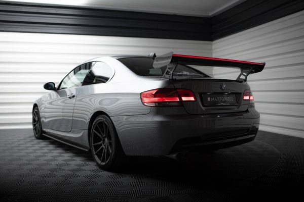 BMW 3 / M3 Coupé E92 - Aileron traseiro em carbono com suportes + LED | CF-BM-3-92-WING5-EXT-245-P+LED | Produto Maxton Design distribuído por Unicartuning. BMW 3 / M3 Coupé E92 - Aileron traseiro em carbono com suportes + LED | CF-BM-3-92-WING5-EXT-245-P+LED | Produto Maxton Design distribuído por Unicartuning.