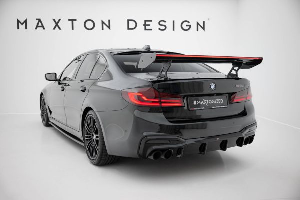 BMW 5 / M5 Sedan G30 / F90 - Aileron traseiro em carbono com suportes + LED | CF-BM-5-G30-MPACK-WING5-INT-245-P+LED | Produto Maxton Design distribuído por Unicartuning. BMW 5 / M5 Sedan G30 / F90 - Aileron traseiro em carbono com suportes + LED | CF-BM-5-G30-MPACK-WING5-INT-245-P+LED | Produto Maxton Design distribuído por Unicartuning.