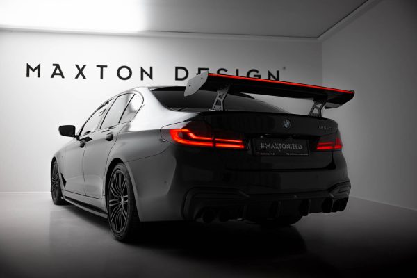 BMW 5 / M5 Sedan G30 / F90 - Aileron traseiro em carbono com suportes + LED | CF-BM-5-G30-MPACK-WING5-INT-245-P+LED | Produto Maxton Design distribuído por Unicartuning. BMW 5 / M5 Sedan G30 / F90 - Aileron traseiro em carbono com suportes + LED | CF-BM-5-G30-MPACK-WING5-INT-245-P+LED | Produto Maxton Design distribuído por Unicartuning.