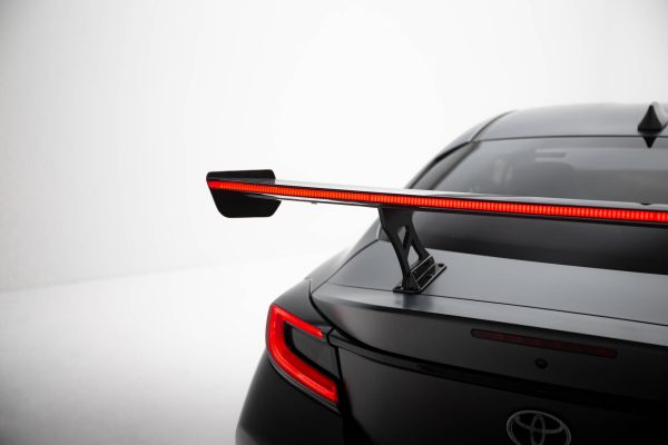 Toyota GR86 / Subaru BRZ Mk2 - Aileron traseiro em carbono com suportes + LED | CF-TO-GR86-1-WING5-INT-245-P-2+LED | Produto Maxton Design distribuído por Unicartuning.