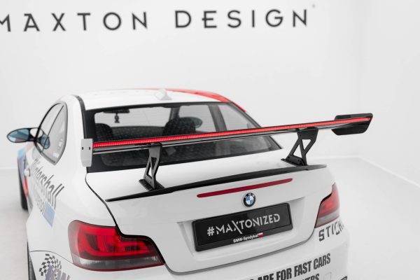 BMW 1 M E82 - Aileron traseiro em carbono com suportes V.1 + LED | CF-BM-1-82-M-WING5-INT-245-P-1+LED | Produto Maxton Design distribuído por Unicartuning.