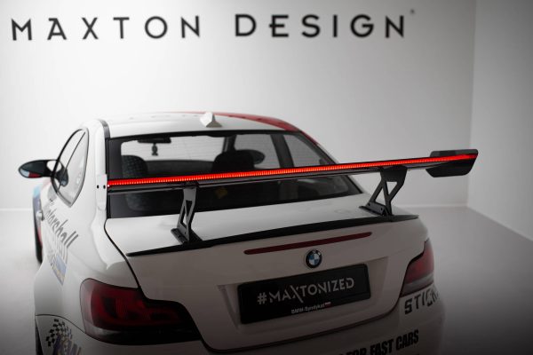 BMW 1 M E82 - Aileron traseiro em carbono com suportes V.1 + LED | CF-BM-1-82-M-WING5-INT-245-P-1+LED | Produto Maxton Design distribuído por Unicartuning.