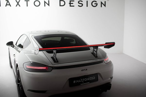 Porsche 718 Cayman 982c - Aileron traseiro em carbono com suportes V.1 + LED | CF-PO-CA-718-GTS-WING5-INT-245-P+LED-1 | Produto Maxton Design distribuído por Unicartuning. Porsche 718 Cayman 982c - Aileron traseiro em carbono com suportes V.1 + LED | CF-PO-CA-718-GTS-WING5-INT-245-P+LED-1 | Produto Maxton Design distribuído por Unicartuning.