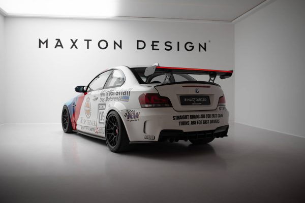 BMW 1 M E82 - Aileron traseiro em carbono com suportes V.2 + LED | CF-BM-1-82-M-WING5-INT-245-P-2+LED | Produto Maxton Design distribuído por Unicartuning. BMW 1 M E82 - Aileron traseiro em carbono com suportes V.2 + LED | CF-BM-1-82-M-WING5-INT-245-P-2+LED | Produto Maxton Design distribuído por Unicartuning.