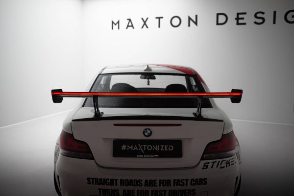 BMW 1 M E82 - Aileron traseiro em carbono com suportes V.2 + LED | CF-BM-1-82-M-WING5-INT-245-P-2+LED | Produto Maxton Design distribuído por Unicartuning. BMW 1 M E82 - Aileron traseiro em carbono com suportes V.2 + LED | CF-BM-1-82-M-WING5-INT-245-P-2+LED | Produto Maxton Design distribuído por Unicartuning.