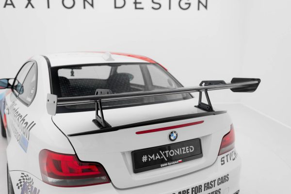 BMW 1 M E82 - Aileron traseiro em carbono | CF-BM-1-82-M-WING5-UPP-245-P | Produto Maxton Design distribuído por Unicartuning. BMW 1 M E82 - Aileron traseiro em carbono | CF-BM-1-82-M-WING5-UPP-245-P | Produto Maxton Design distribuído por Unicartuning.