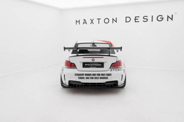 BMW 1 M E82 - Aileron traseiro em carbono | CF-BM-1-82-M-WING5-UPP-245-P | Produto Maxton Design distribuído por Unicartuning. BMW 1 M E82 - Aileron traseiro em carbono | CF-BM-1-82-M-WING5-UPP-245-P | Produto Maxton Design distribuído por Unicartuning.