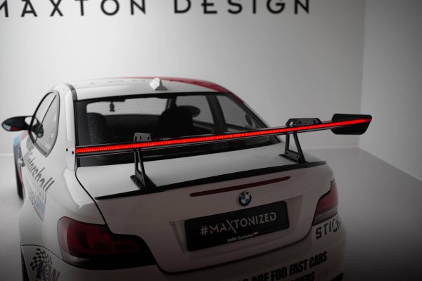 BMW 3 Coupé E46 - Aileron traseiro em carbono + LED | CF-BM-1-82-M-WING5-UPP-245-P+LED | Produto Maxton Design distribuído por Unicartuning. BMW 3 Coupé E46 - Aileron traseiro em carbono + LED | CF-BM-1-82-M-WING5-UPP-245-P+LED | Produto Maxton Design distribuído por Unicartuning.