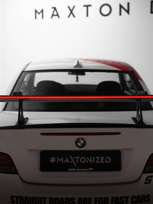 BMW 3 Coupé E46 - Aileron traseiro em carbono + LED | CF-BM-1-82-M-WING5-UPP-245-P+LED | Produto Maxton Design distribuído por Unicartuning.
