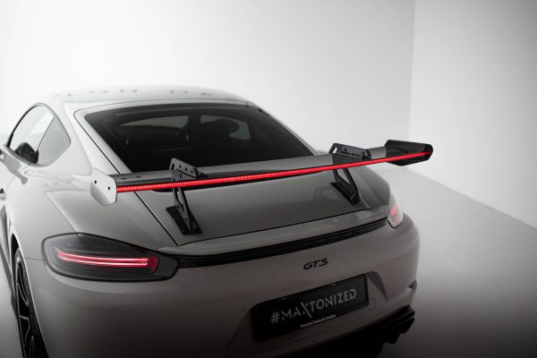 Porsche 718 Cayman 982c - Aileron traseiro em carbono V.1 + LED | CF-PO-CA-718-GTS-WING5-UPP-245-P+LED-1 | Produto Maxton Design distribuído por Unicartuning. Porsche 718 Cayman 982c - Aileron traseiro em carbono V.1 + LED | CF-PO-CA-718-GTS-WING5-UPP-245-P+LED-1 | Produto Maxton Design distribuído por Unicartuning.