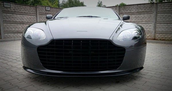 Aston Martin V8 Vantage - Grelha frontal | AM-V8-VA-1-G1A | Produto Maxton Design distribuído por Unicartuning.