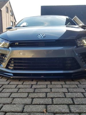 Volkswagen Scirocco Mk3 R (facelift) - Lâmina frontal V.1 | VW-SC-3F-R-FD1G | Produto Maxton Design distribuído por Unicartuning.