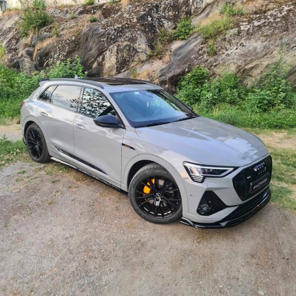 Audi E-tron S-Line - Lâmina frontal | AU-ETRON-1-SLINE-FD1G+FD1RG | Produto Maxton Design distribuído por Unicartuning. Audi E-tron S-Line - Lâmina frontal | AU-ETRON-1-SLINE-FD1G+FD1RG | Produto Maxton Design distribuído por Unicartuning.