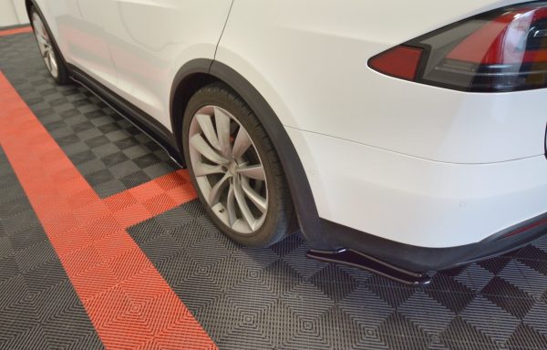 Tesla Model X - Splitters laterais traseiros V.1 | TE-MODELX-RSD1G | Produto Maxton Design distribuído por Unicartuning.