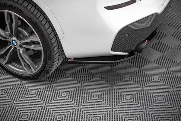 BMW X1 Pack M F48 - Splitters laterais traseiros | BM-X1-48-MPACK-RSD1G | Produto Maxton Design distribuído por Unicartuning. BMW X1 Pack M F48 - Splitters laterais traseiros | BM-X1-48-MPACK-RSD1G | Produto Maxton Design distribuído por Unicartuning.