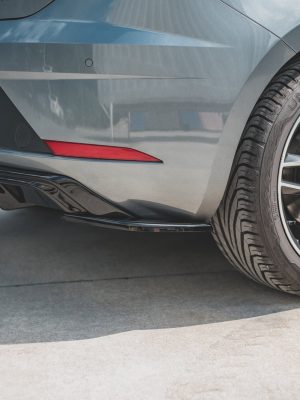 Seat Leon III - Splitters laterais traseiros | SE-LE-3F-FR-RSD1G | Produto Maxton Design distribuído por Unicartuning. Seat Leon III - Splitters laterais traseiros | SE-LE-3F-FR-RSD1G | Produto Maxton Design distribuído por Unicartuning.