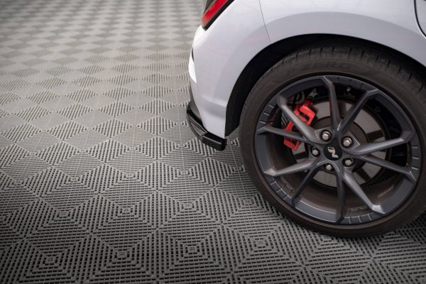 Hyundai Kauai N Mk1 - Splitters laterais traseiros V.1 | HY-KO-1-N-RSD1G | Produto Maxton Design distribuído por Unicartuning. Hyundai Kauai N Mk1 - Splitters laterais traseiros V.1 | HY-KO-1-N-RSD1G | Produto Maxton Design distribuído por Unicartuning.