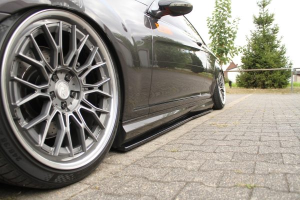 Mercedes-AMG CLA 45 Aero C117 (facelift) - Lâminas para embaladeiras | ME-CL-500-216-AMGLINE-SD1G | Produto Maxton Design distribuído por Unicartuning. Mercedes-AMG CLA 45 Aero C117 (facelift) - Lâminas para embaladeiras | ME-CL-500-216-AMGLINE-SD1G | Produto Maxton Design distribuído por Unicartuning.