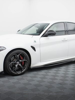 Alfa Romeo Giulia Quadrifoglio - Lâminas para embaladeiras | AL-GI-1-QV-SD1G | Produto Maxton Design distribuído por Unicartuning. Alfa Romeo Giulia Quadrifoglio - Lâminas para embaladeiras | AL-GI-1-QV-SD1G | Produto Maxton Design distribuído por Unicartuning.