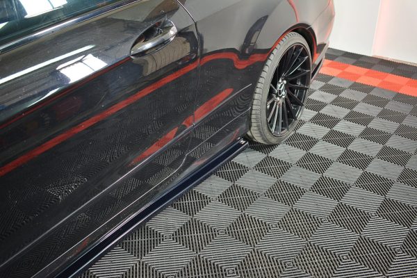 Mercedes-Benz E 55 AMG W211 - Lâminas para embaladeiras | ME-E-207-AMGLINE-C-SD1G | Produto Maxton Design distribuído por Unicartuning. Mercedes-Benz E 55 AMG W211 - Lâminas para embaladeiras | ME-E-207-AMGLINE-C-SD1G | Produto Maxton Design distribuído por Unicartuning.