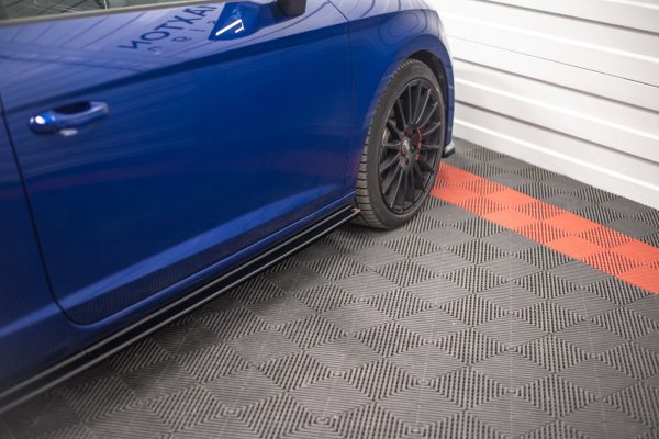 Seat Leon Cupra Hatchback Mk3 - Lâminas para embaladeiras | SE-LE-3-CU-3D-SD1G | Produto Maxton Design distribuído por Unicartuning. Seat Leon Cupra Hatchback Mk3 - Lâminas para embaladeiras | SE-LE-3-CU-3D-SD1G | Produto Maxton Design distribuído por Unicartuning.