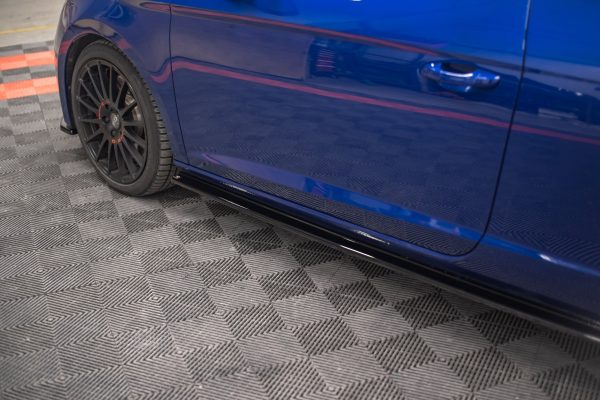 Seat Leon Cupra Hatchback Mk3 - Lâminas para embaladeiras | SE-LE-3-CU-3D-SD1G | Produto Maxton Design distribuído por Unicartuning. Seat Leon Cupra Hatchback Mk3 - Lâminas para embaladeiras | SE-LE-3-CU-3D-SD1G | Produto Maxton Design distribuído por Unicartuning.