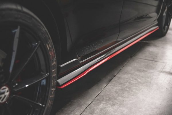 Volkswagen Golf 7 R / R-line / GTI - Lâminas para embaladeiras | VW-GO-7F-GTI-TCR-SD1RED | Produto Maxton Design distribuído por Unicartuning. Volkswagen Golf 7 R / R-line / GTI - Lâminas para embaladeiras | VW-GO-7F-GTI-TCR-SD1RED | Produto Maxton Design distribuído por Unicartuning.