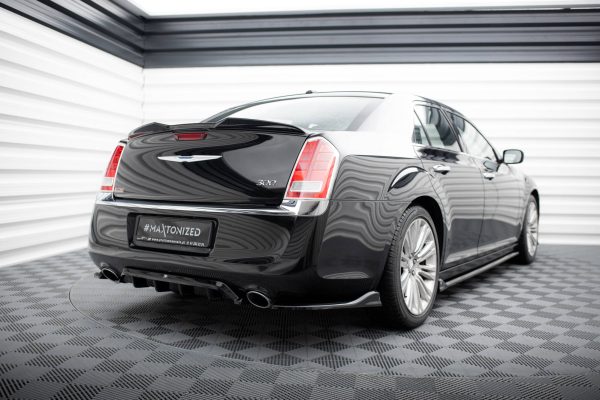 Chrysler 300 Mk2 - Aileron / Extensão 3D | CHR-300C-2-CAP3D1G | Produto Maxton Design distribuído por Unicartuning. Chrysler 300 Mk2 - Aileron / Extensão 3D | CHR-300C-2-CAP3D1G | Produto Maxton Design distribuído por Unicartuning.