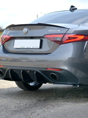 Alfa Romeo Giulia - Aileron / Extensão | AL-GI-1-VEL-CAP1G | Produto Maxton Design distribuído por Unicartuning.