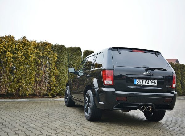 Jeep Grand Cherokee Wk Str8 - Aileron / Extensão | JE-GC-3-SRT8-CAP1G | Produto Maxton Design distribuído por Unicartuning.