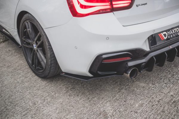 BMW 1 F20 M140i - Splitters laterais traseiros STREET PRO V.3 | BM1F20FMCNC-RSD3B | Produto Maxton Design distribuído por Unicartuning. BMW 1 F20 M140i - Splitters laterais traseiros STREET PRO V.3 | BM1F20FMCNC-RSD3B | Produto Maxton Design distribuído por Unicartuning.